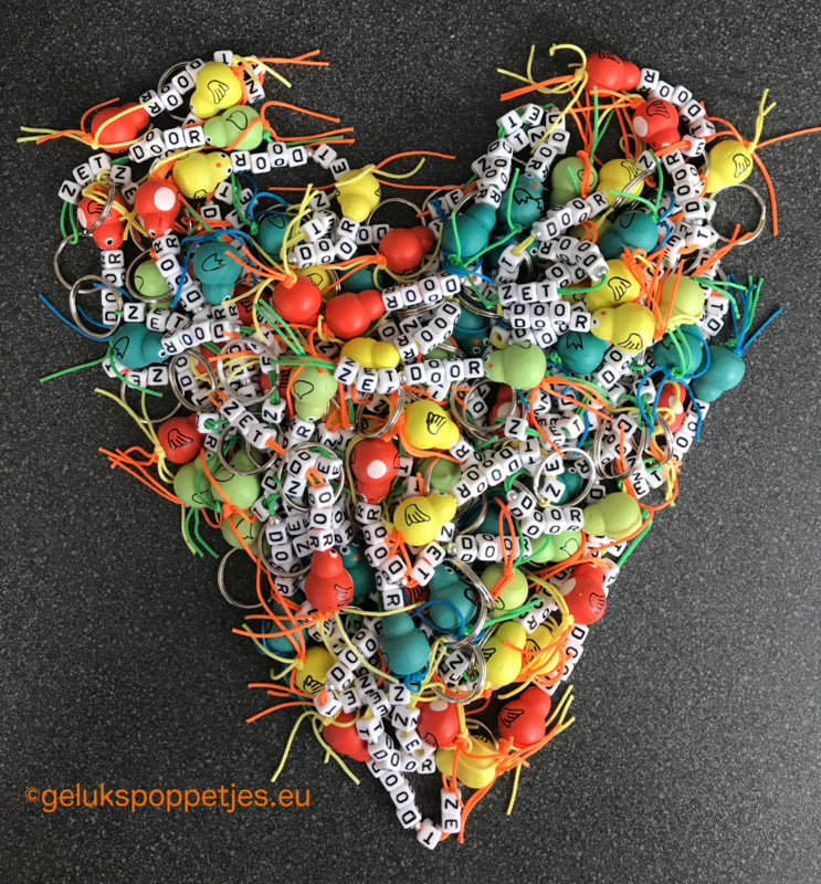 Der Sleutelhanger hat eine Tür mit gelukspoppetje vogeltje