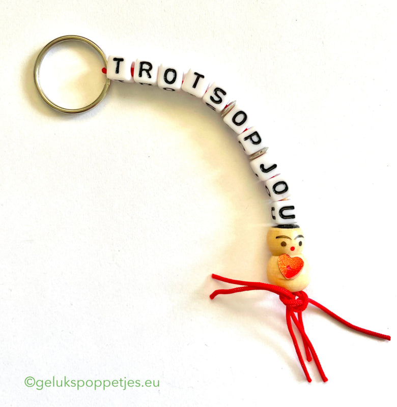 Sleutelhanger trots op jou met gelukspoppetje hartje op de buik