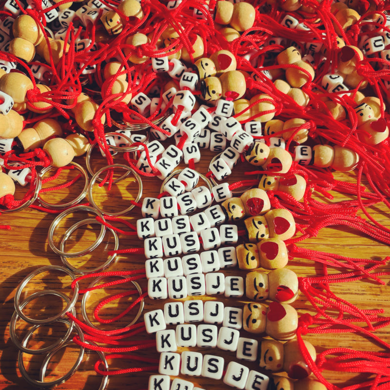 Sleutelhanger KUSJE met gelukspoppetje met hartje op de buik