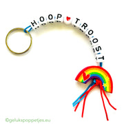 Sleutelhanger hoop en troost met gelukspoppetjes regenboogje